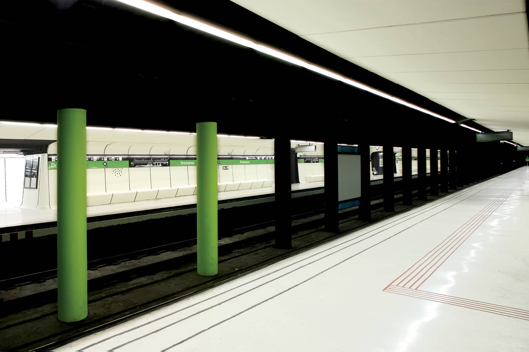 La estación de metro Drassanes fue uno de nuestros retos. Las piezas prefabricadas GRC nos permitieron crear un sistema continuo y adaptable.