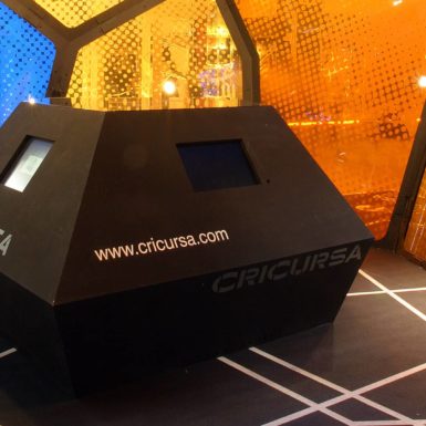 El stand de CRICURSA se desarrolla bajo una dinámica en la que la materialidad resultante está estrechamente vinculada al objeto expositivo.